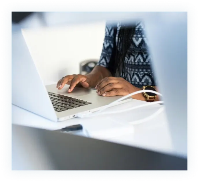 Händer som skriver på ett laptop-tangentbord